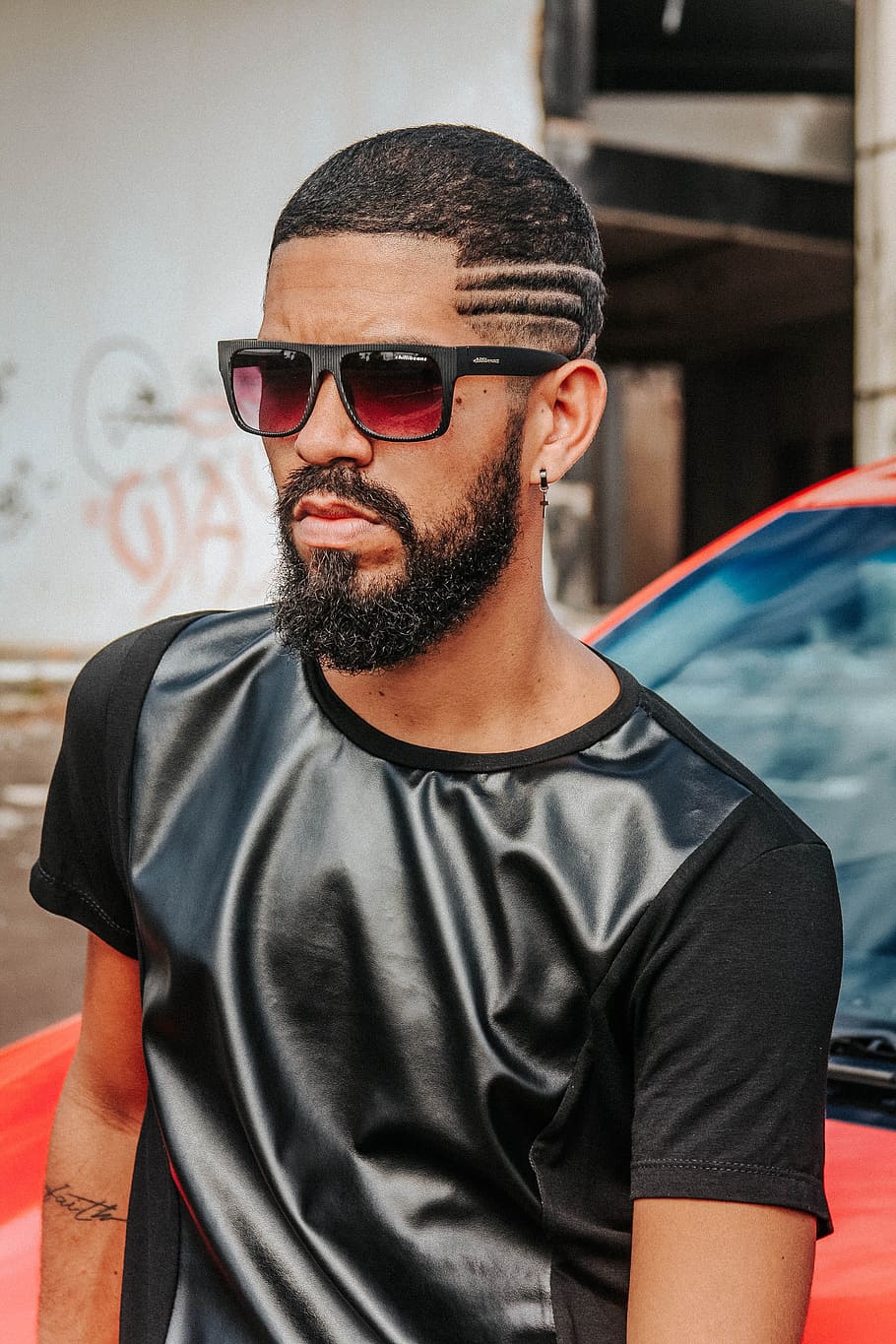 man sitting on car's hood, beard, real people, glasses, one person HD wallpaper