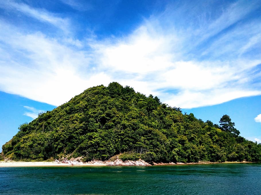 Green Mountain Under Blue Sky, beach, clouds, daylight, island HD wallpaper