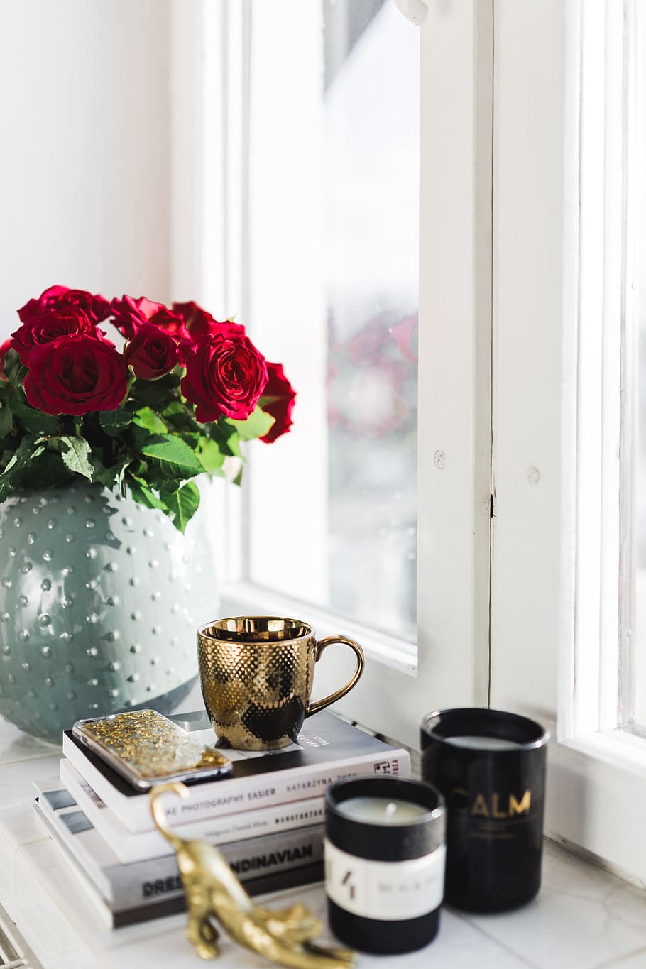 Gold cup of coffee and red roses bouqet, flowers, interior, essentials HD wallpaper