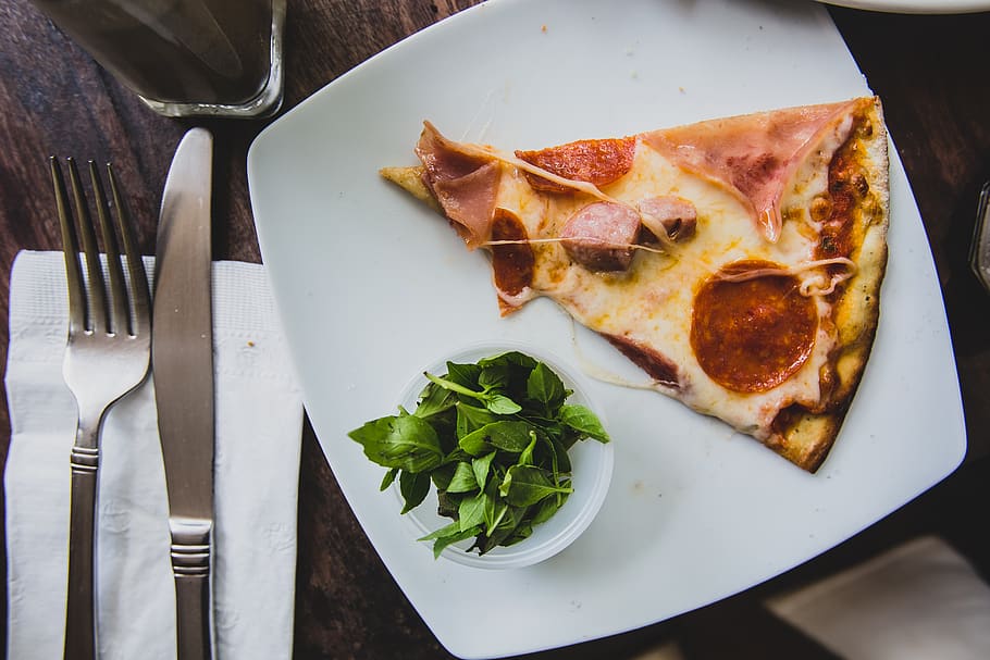 sliced pepperoni pizza on plate, food, cutlery, meal, restaurant HD wallpaper
