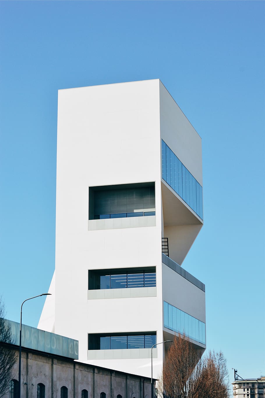 white concrete building under blue sky, office building, condo HD wallpaper