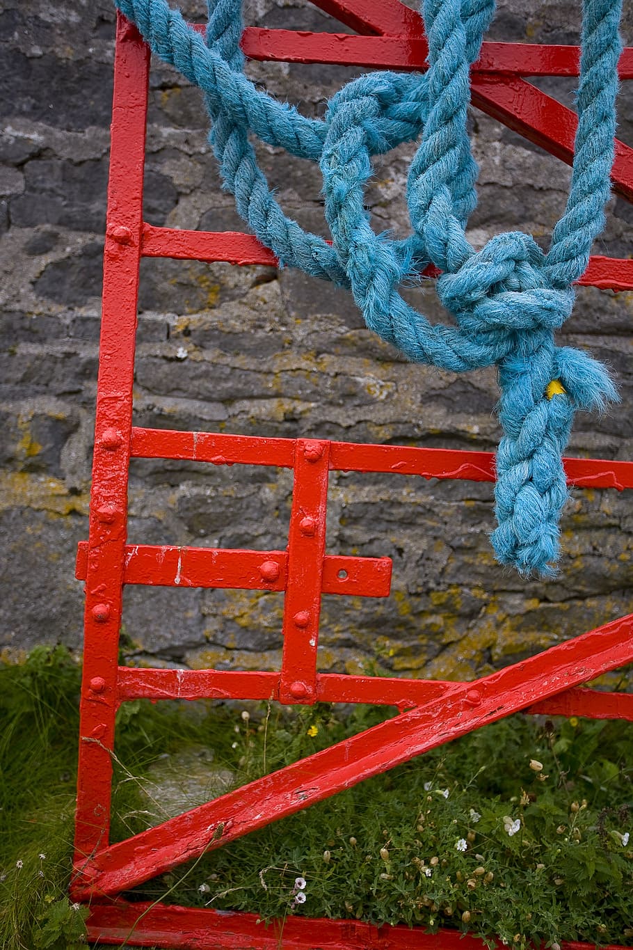 gate, rope, red, farm, blue, steel, agriculture, outdoors, ireland HD wallpaper