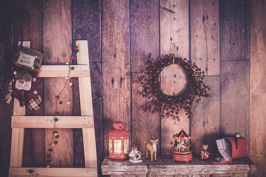 red and beige figurines, wood, furniture, wreath, door, hardwood HD wallpaper