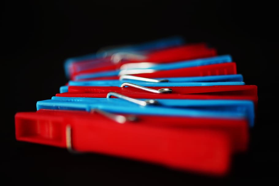 Selective Focus Photography of Red and Blue Clothes Pins, blur HD wallpaper
