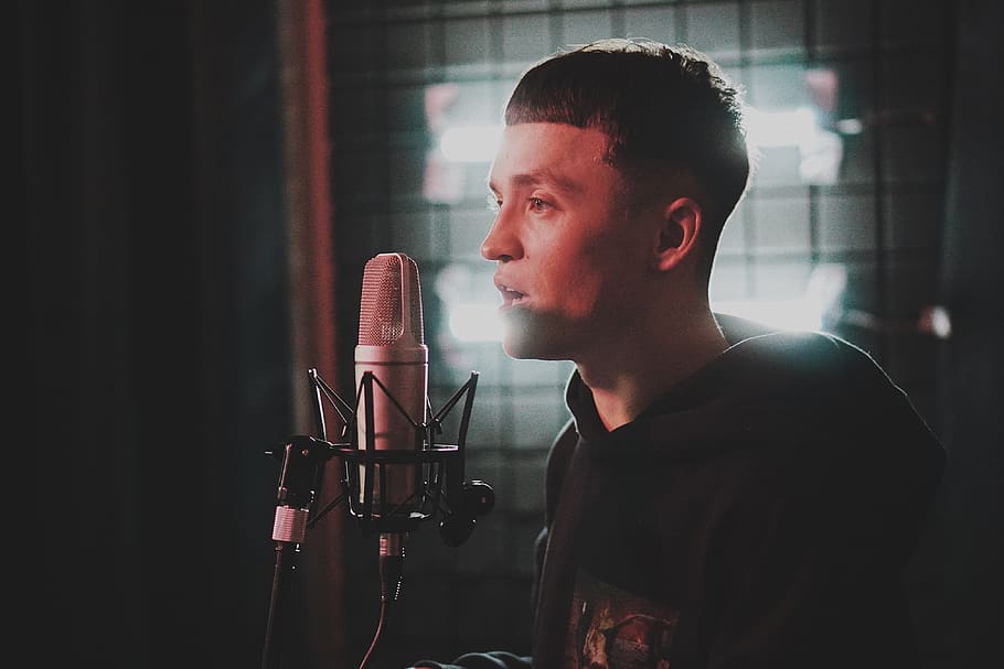 man singing inside room, microphone, input device, one person HD wallpaper