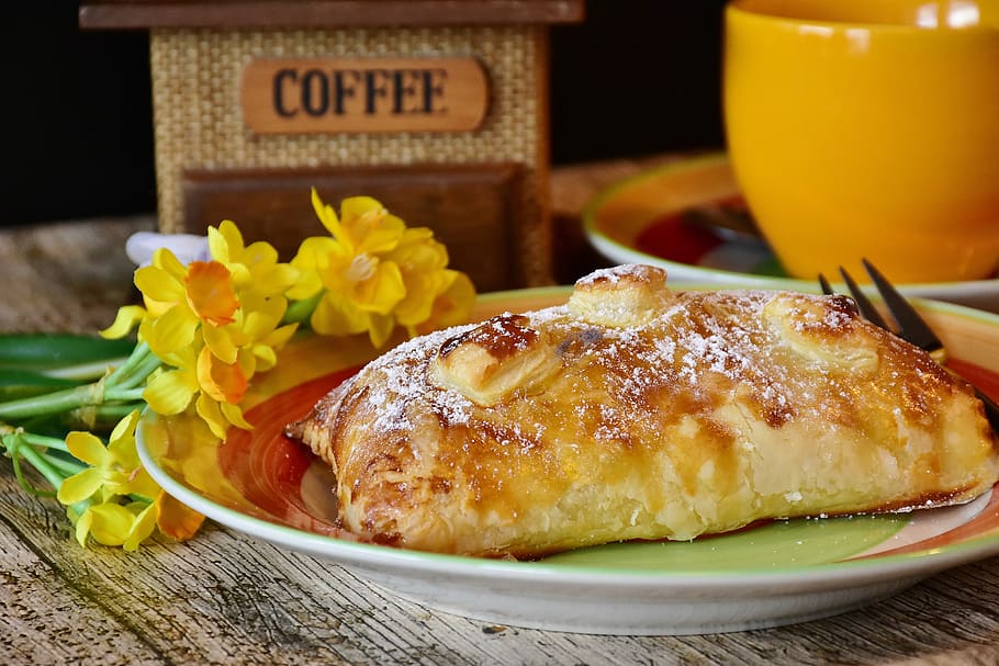 Baked Bread on Plate, apple turnover, baking, ceramic, close-up HD wallpaper