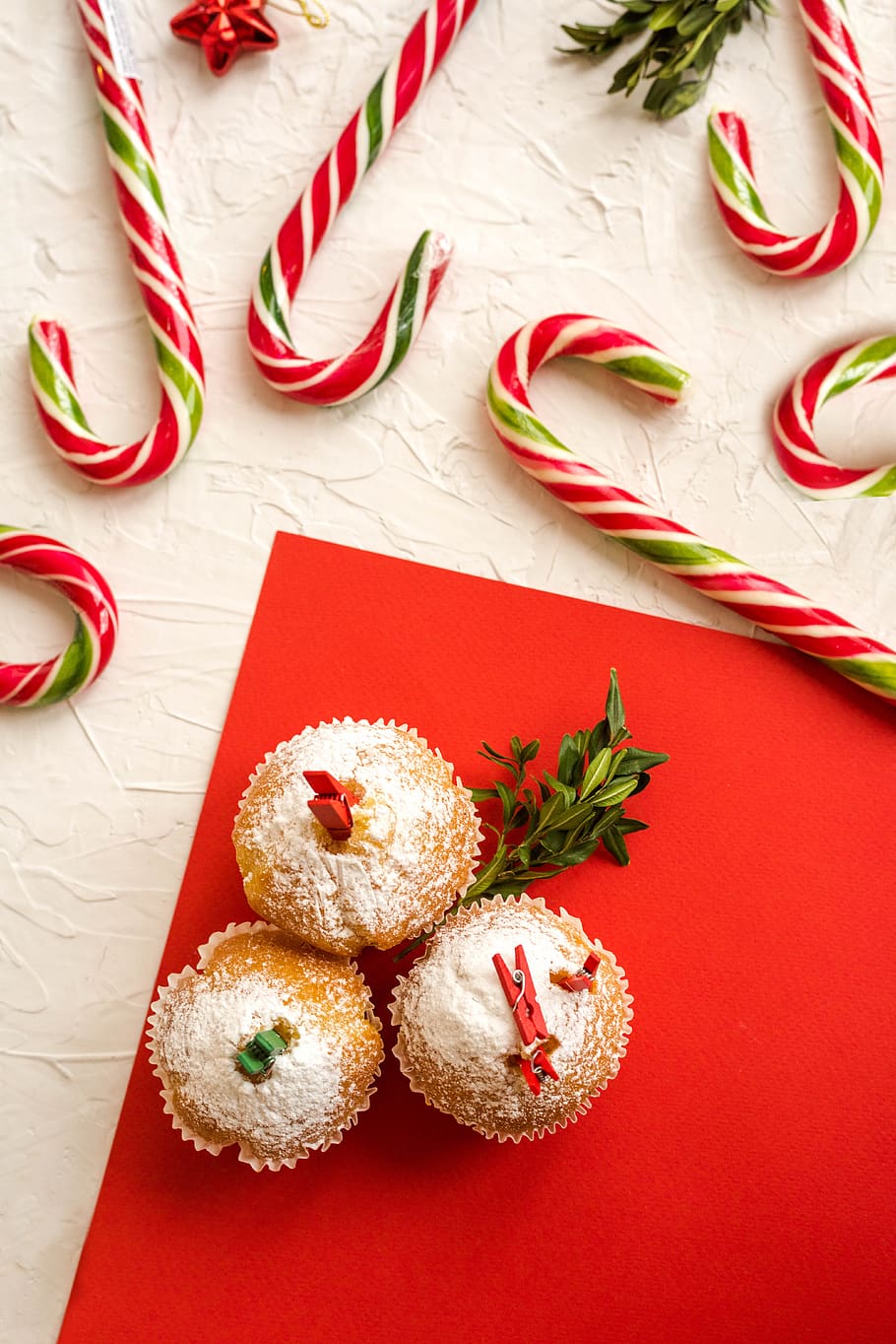 three cupcakes on red paper, food, food and drink, indoors, christmas HD wallpaper