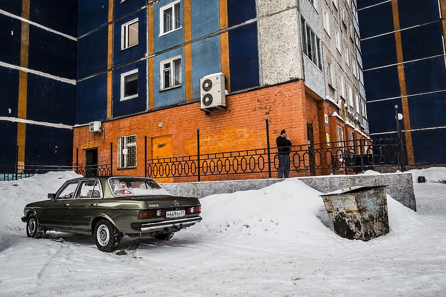 green sedan, snow, building exterior, built structure, architecture HD wallpaper