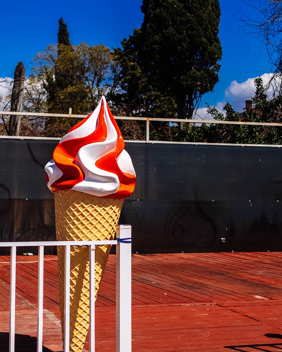 ice cream cone figure leaning on the railing, banister, handrail, HD wallpaper
