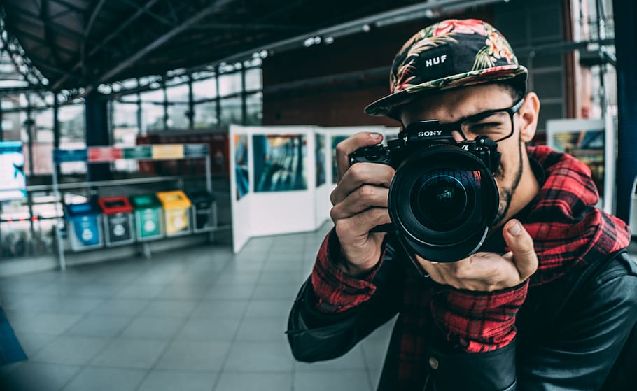 Man Holding Dslr Camera, adult, blur, cap, capture, close-up HD wallpaper
