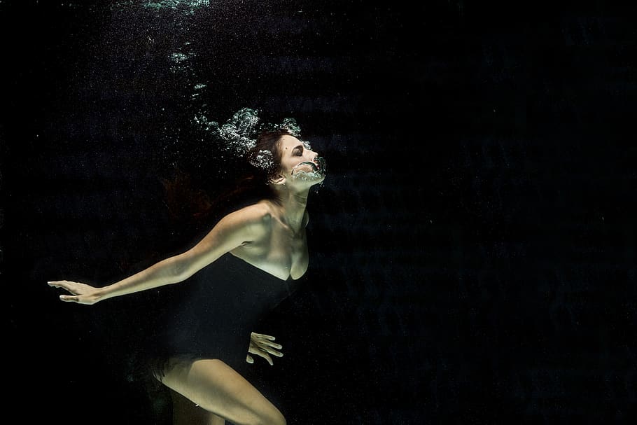 Woman Wearing Black Dress Under Water Photography, beauty, black background, HD wallpaper