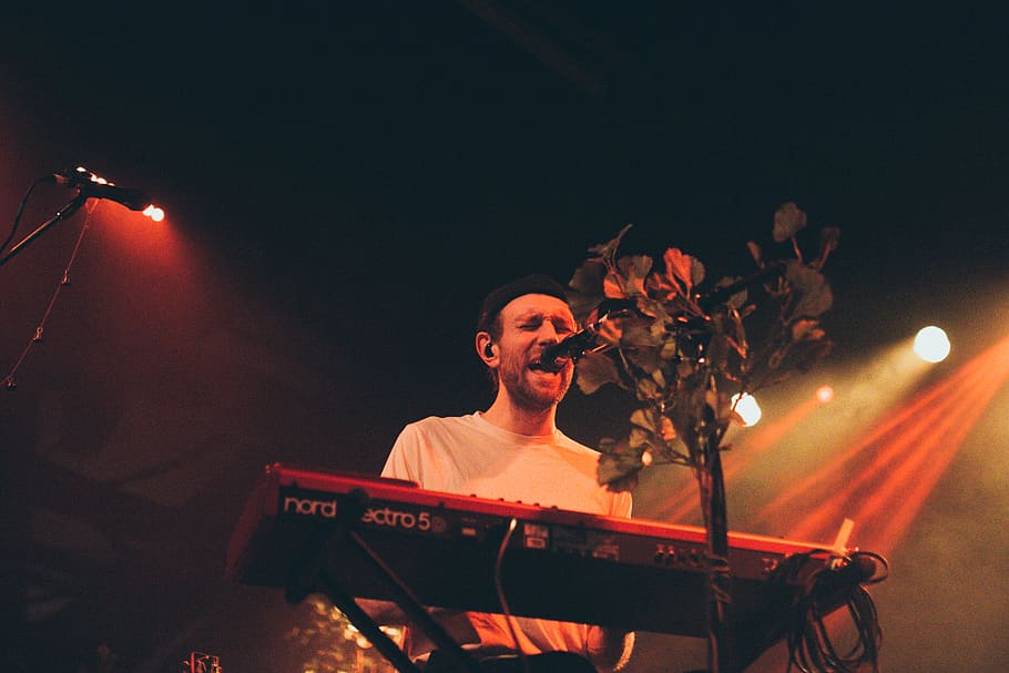 man sings while playing keyboards, lighting, human, person, musical instrument HD wallpaper
