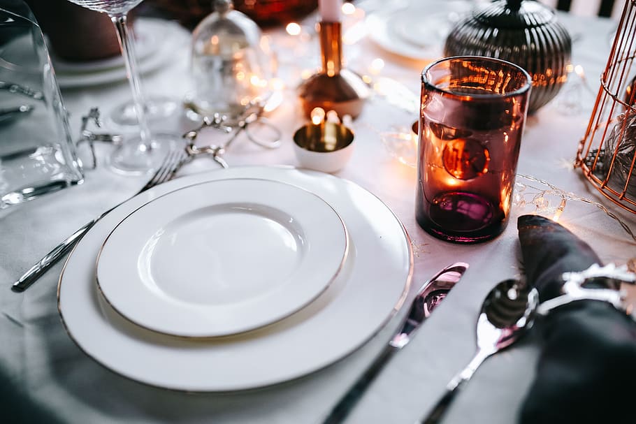 Christmas table decorations, table set, pink, holiday, glamour HD wallpaper