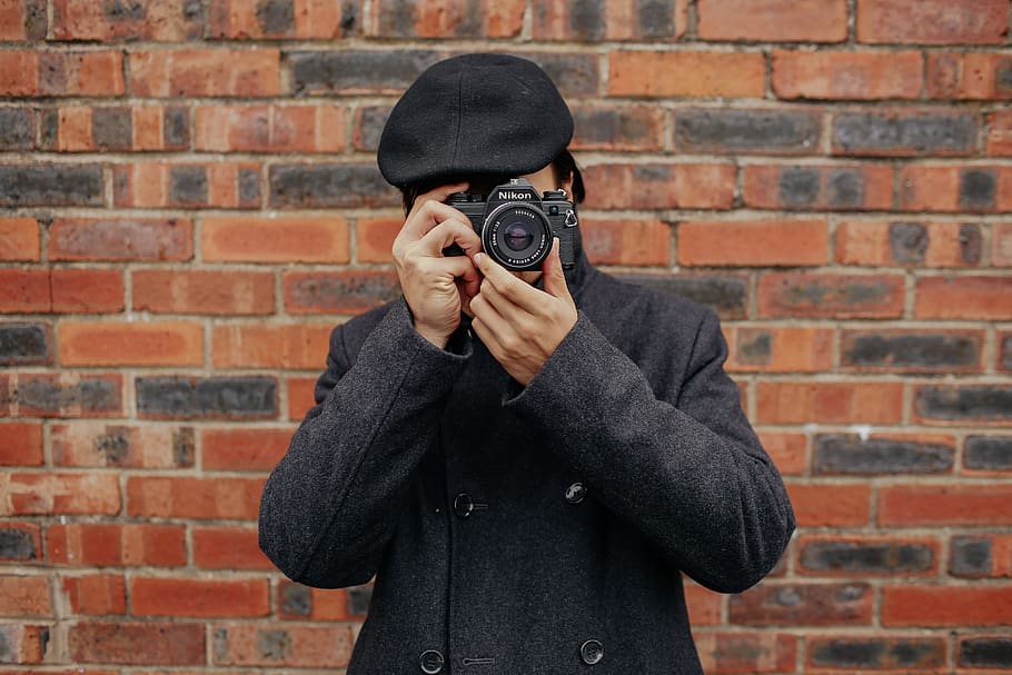man holding DSLR camera, human, person, electronics, photographer HD wallpaper