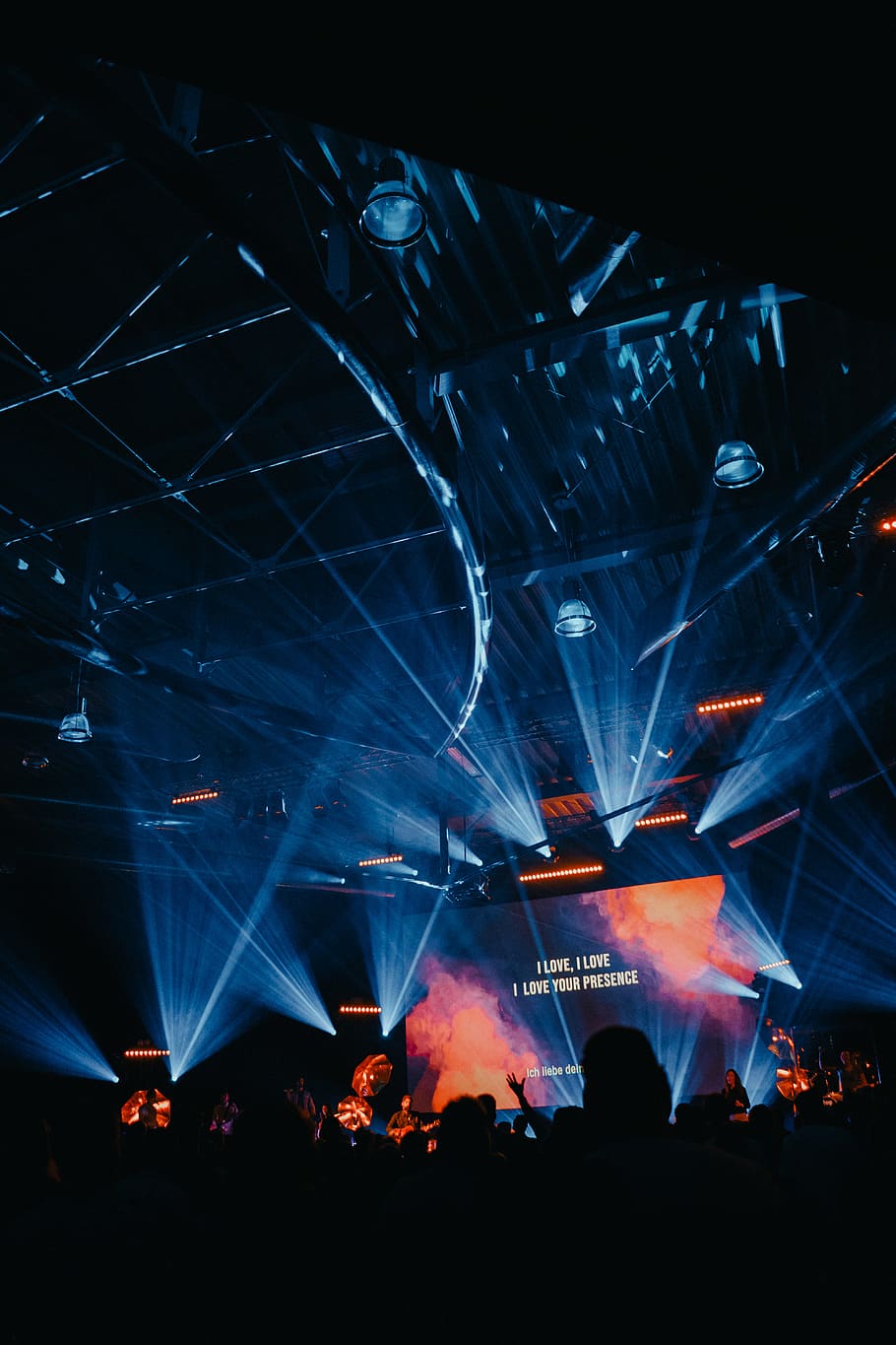 projector screen displaying text in stage with lights, lighting HD wallpaper
