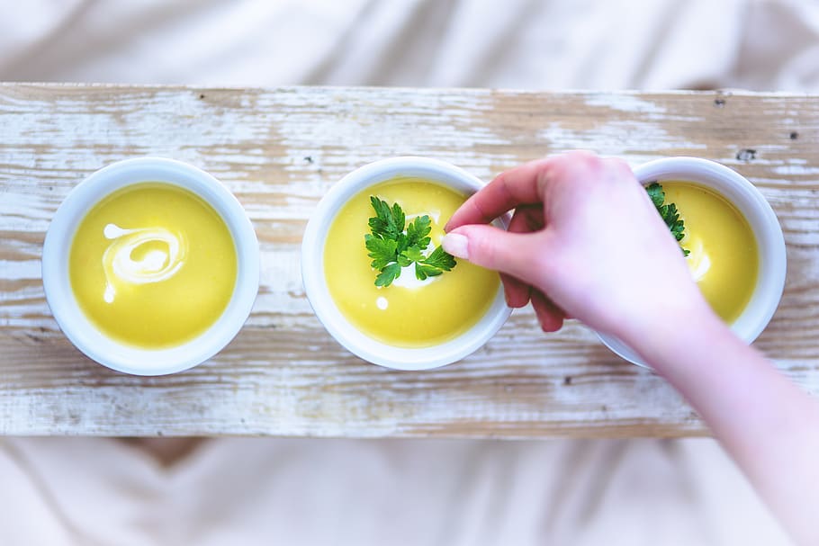 Leek and potato soup / hand, dinner, lunch, restaurant, soups HD wallpaper