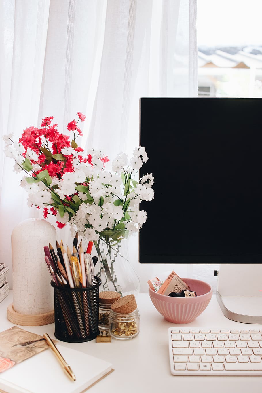 white flowers in vase, table, flowering plant, indoors, no people HD wallpaper