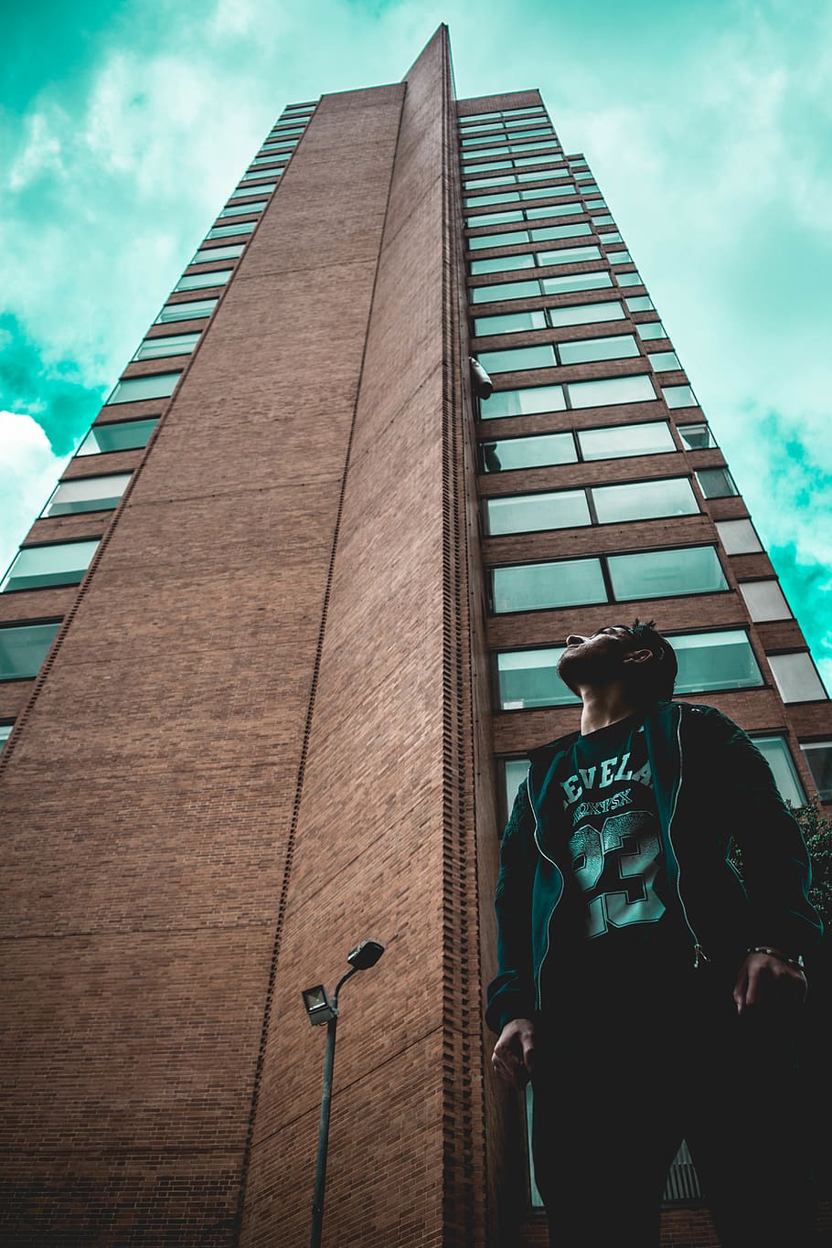 architecture, built structure, real people, sky, low angle view HD wallpaper