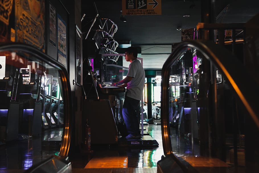 man playing on game arcade, real people, one person, standing HD wallpaper