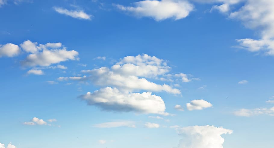 Bầu trời xanh trong veo với đám mây nền trắng trông giống như một bức tranh thiên nhiên tuyệt đẹp. Hãy xem hình ảnh để cảm nhận được vẻ đẹp tinh tế và thanh thoát của thiên nhiên.