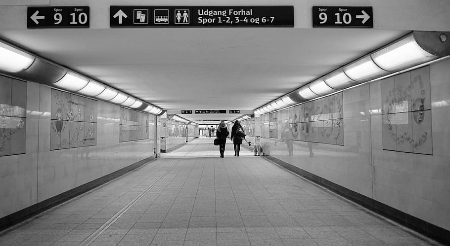 underpass, passers by, pedestrian, human, city, black and white HD wallpaper