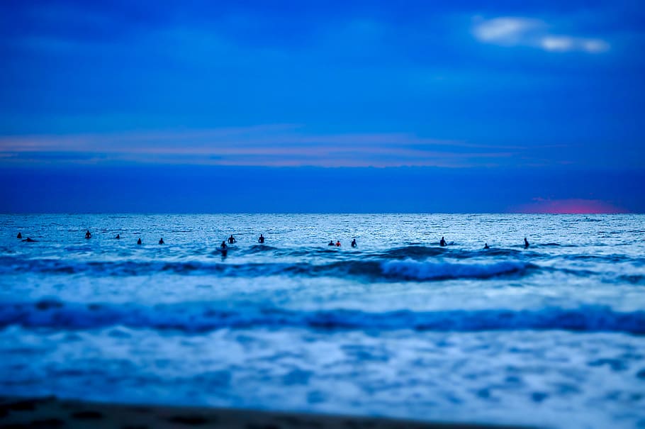 people in beach, ocean, sea, wave, blue, bokeh, blur, cloudy HD wallpaper
