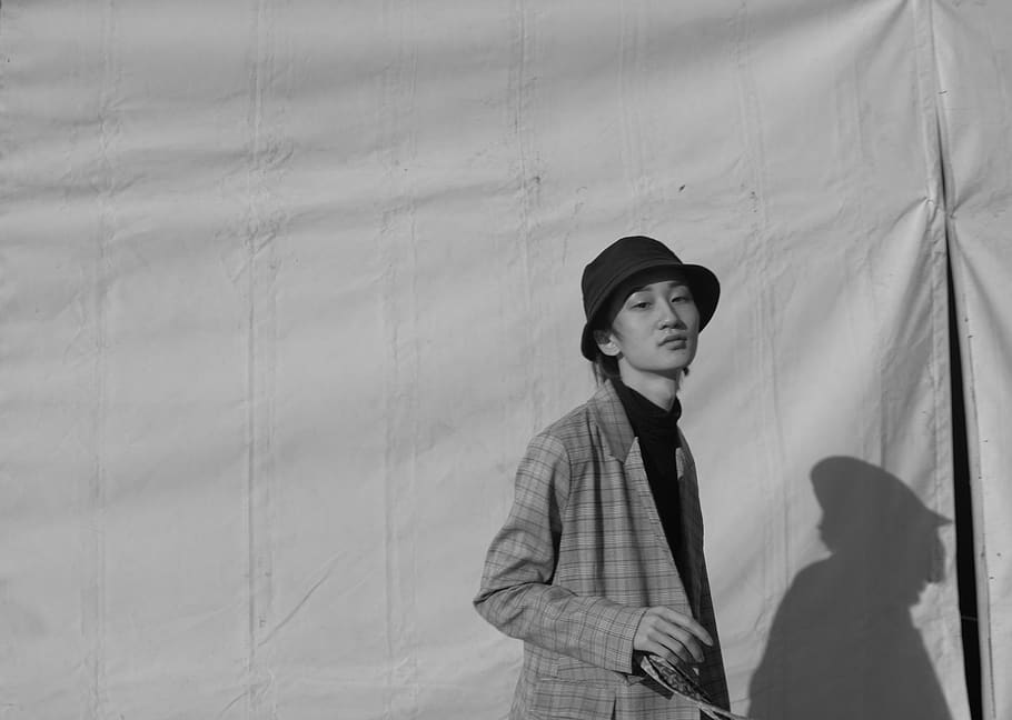 Man Wearing Black Hat, black and white, black-and-white, coat HD wallpaper