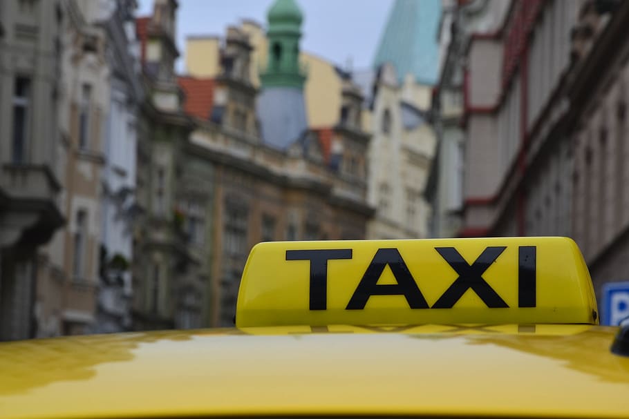 Свободное желтое такси. Prag Taxi. 1080p text.