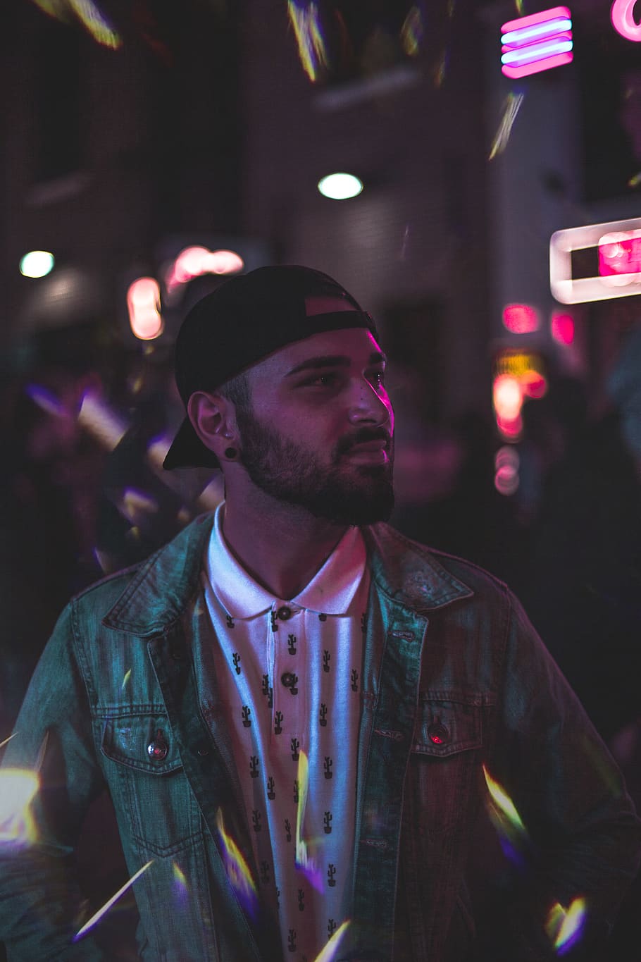 Man Wearing Gray Denim Jacket and Black Cap at Night, baseball cap HD wallpaper