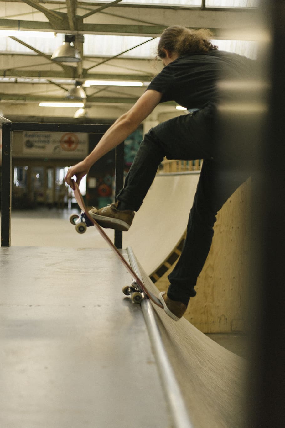 person playing skateboard, human, sports, wood, flooring, plywood HD wallpaper