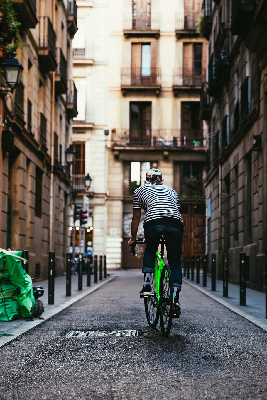 Rear view of a biker riding a green bicycle in a street, 20-25 year old, HD wallpaper