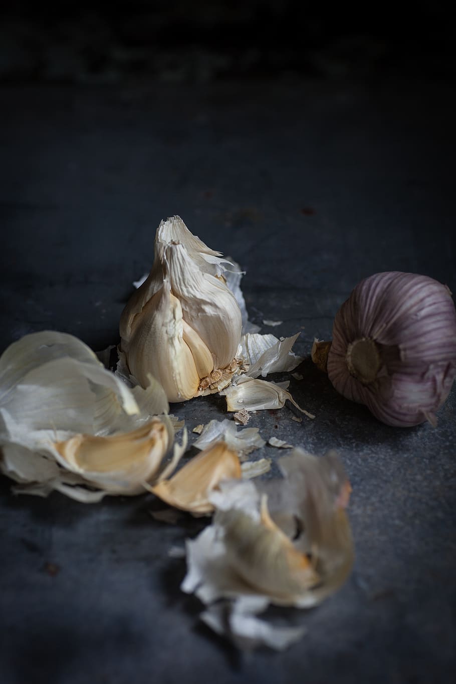two close-up photography of garlic gloves on gray surface, garlic bulb, HD wallpaper