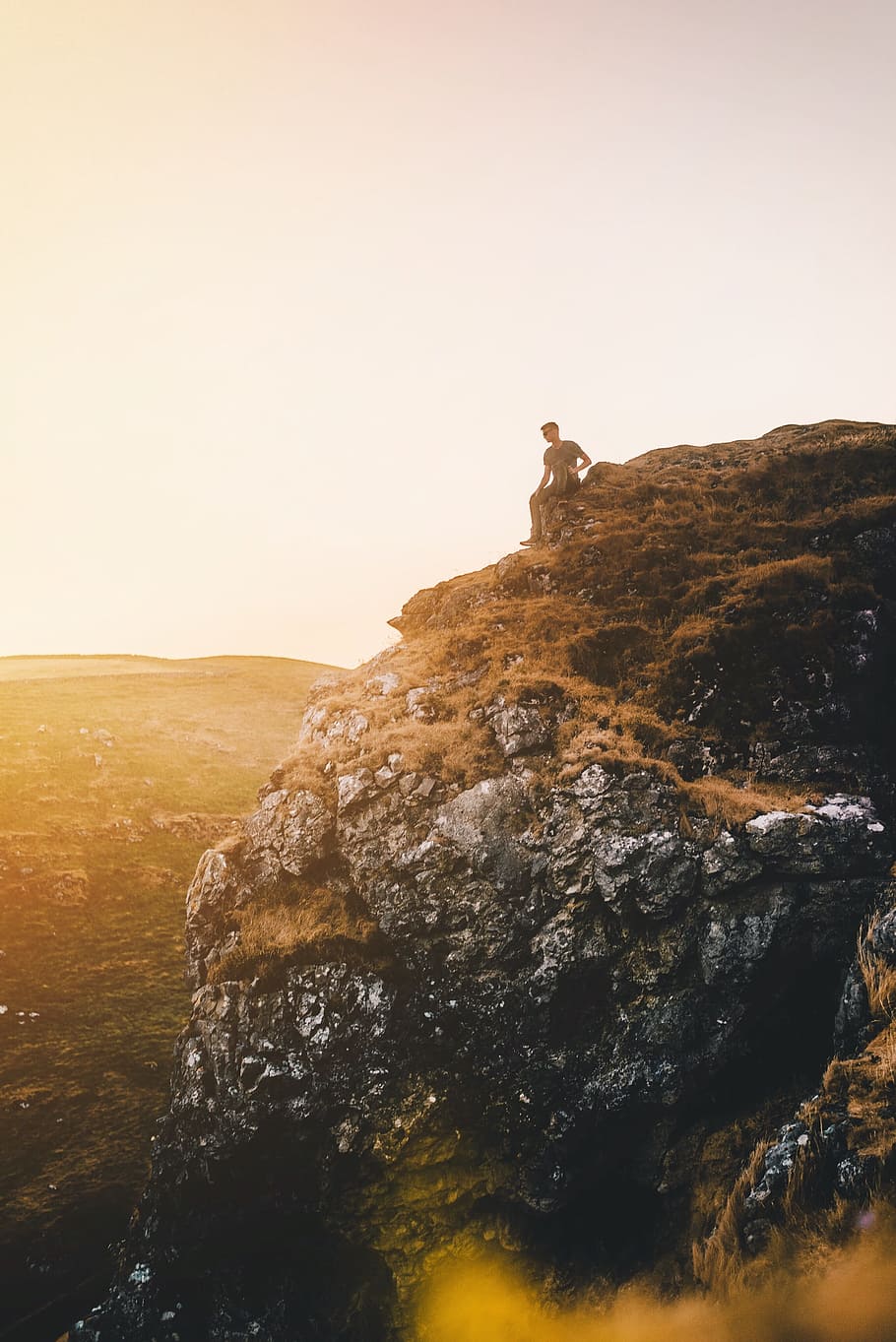 man sitting on cliff during golden hour, hike, outdoor, landscape HD wallpaper