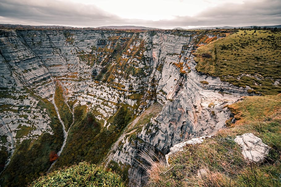 gray and green mountains, nature, outdoors, cliff, spain, berberana HD wallpaper