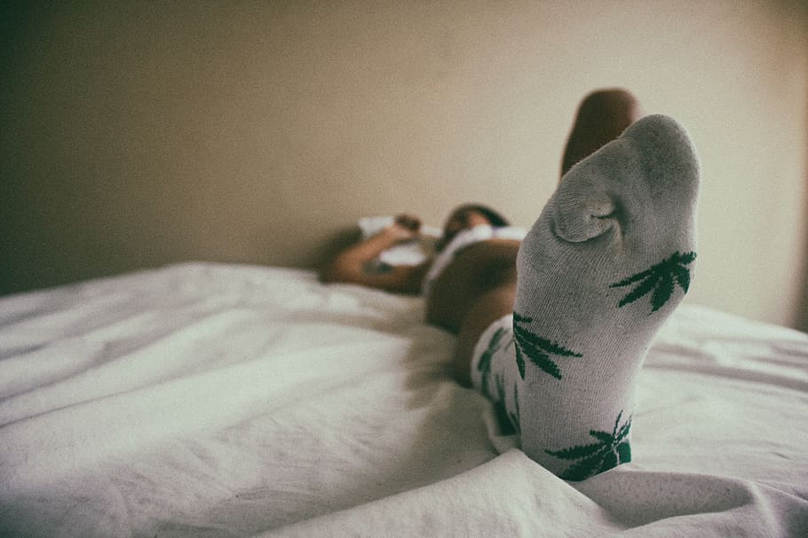 quarto, smile, memory, woman, girl, teen, morning, sunday, bed HD wallpaper
