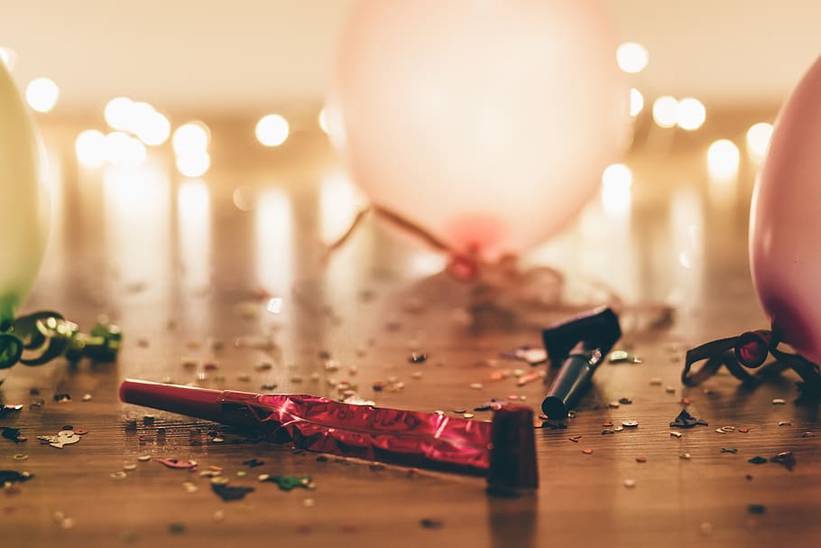 balloon, decor, table, reflection, bokeh, light, indoors, selective focus HD wallpaper