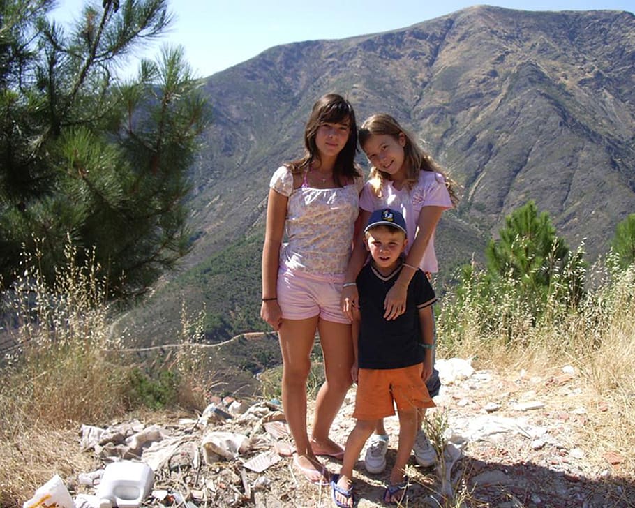 las uurdes 2007, looking at camera, togetherness, leisure activity HD wallpaper