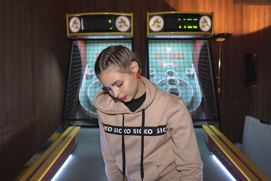 Woman Near Maze Arcade Machine, beautiful, facial expression HD wallpaper
