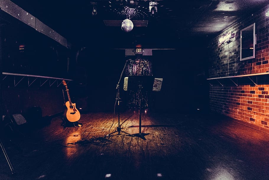musician, guitar, singer, songwriter, bar, dive bar, microphone, HD wallpaper