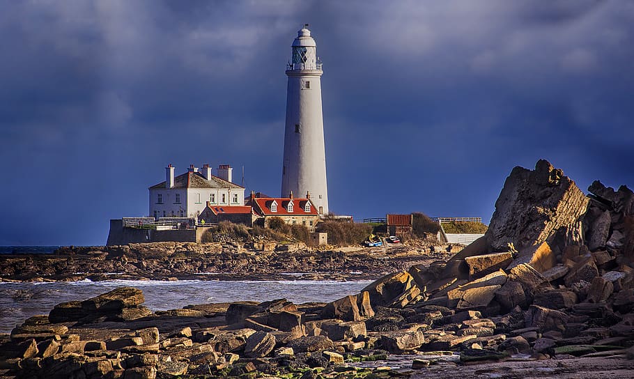 White Lighthouse Near Body of Water, architecture, blue sky, building HD wallpaper
