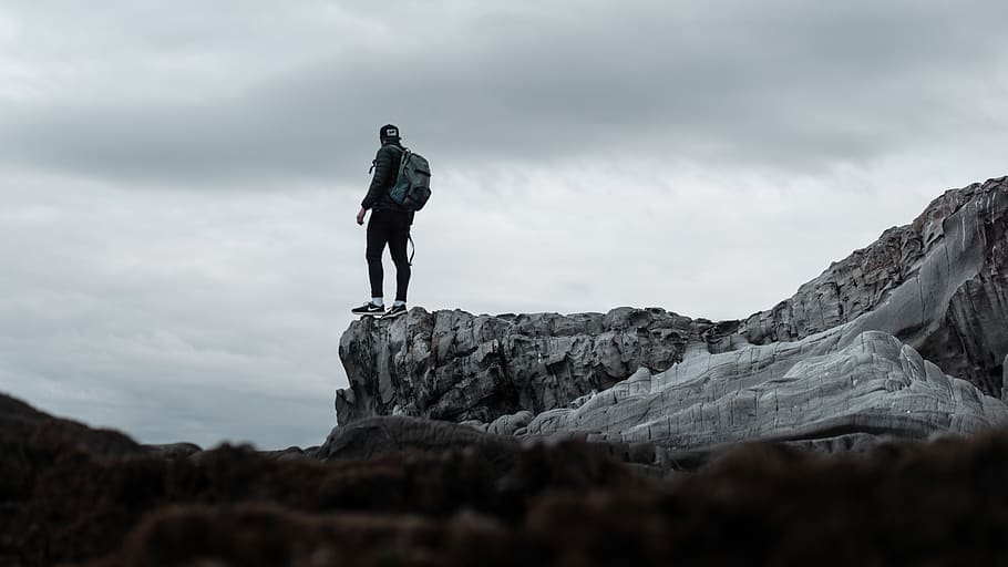 Man Standing on the End of the Rock, action, adventure, backpacker HD wallpaper