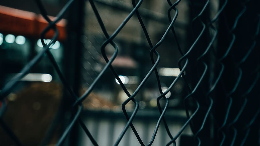 fence, wire, barrier, bokeh, dark, night, lights, chainlink fence HD wallpaper
