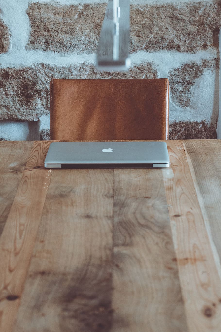 MacBook on table, erlangen, germany, interior design, chair, desk HD wallpaper