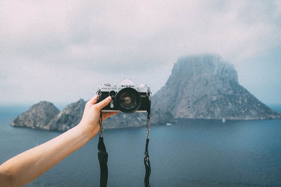 person taking selfie with camera, photography themes, camera - photographic equipment HD wallpaper