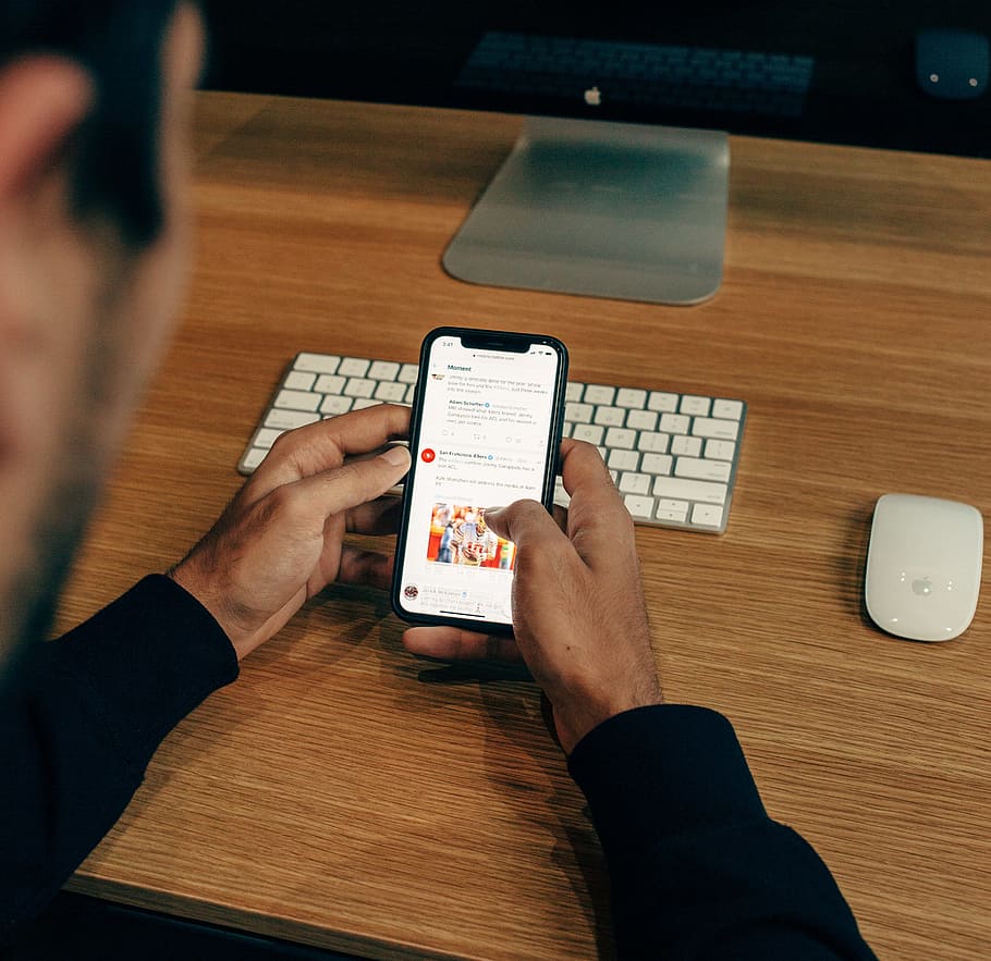 man holding phone while leaning on table, technology, communication HD wallpaper