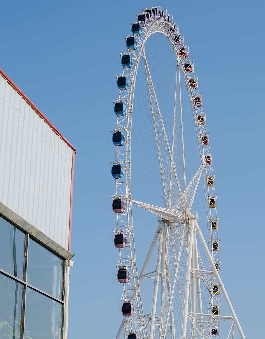 Ferris Wheel during daytime, amusement park, construction crane HD wallpaper