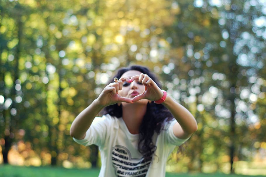 First person girl. Человек на переднем плане. Важность картинка девушка. Four handed girl.