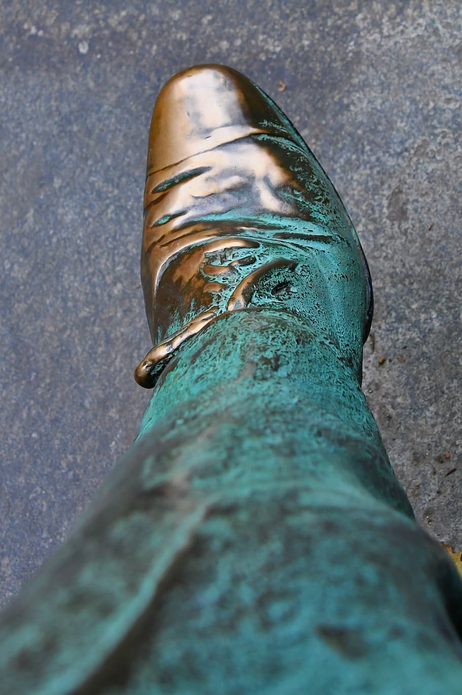 statue, bronze, shoe, green, bright, glow, patina, ancient HD wallpaper