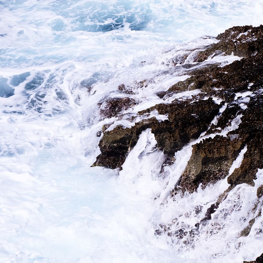 Ocean Waves Crashing on Rock Formation, adventure, daylight, environment HD wallpaper