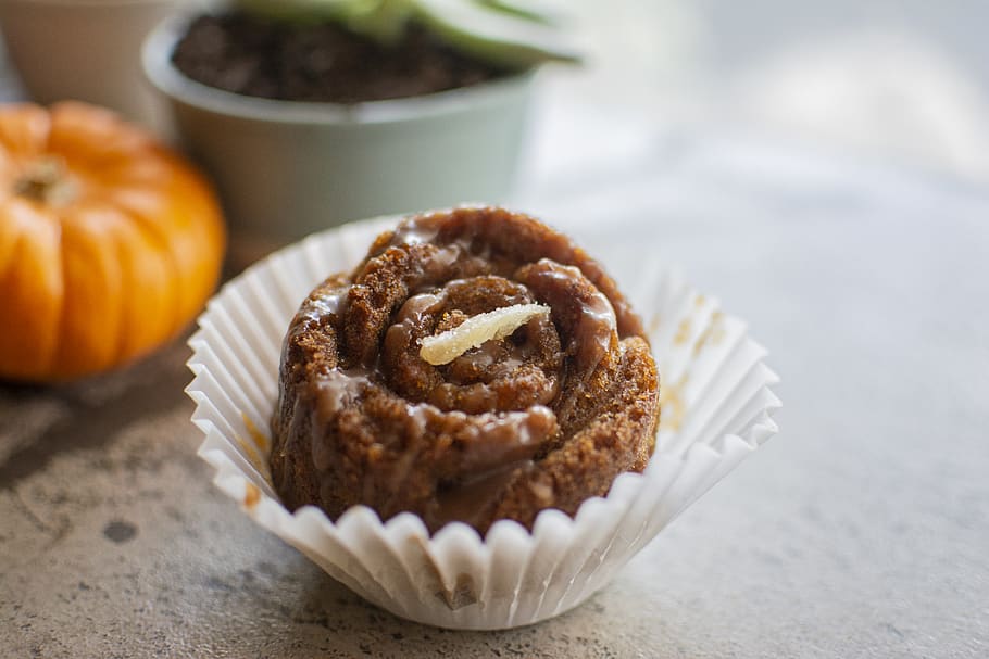 baked cupcake on table, food and drink, sweet food, dessert, indulgence HD wallpaper
